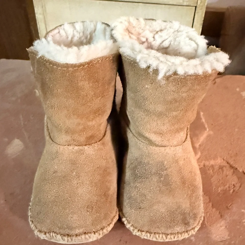 UGG Mini Bailey Boots in Chestnut Suede - Picture 3 of 7